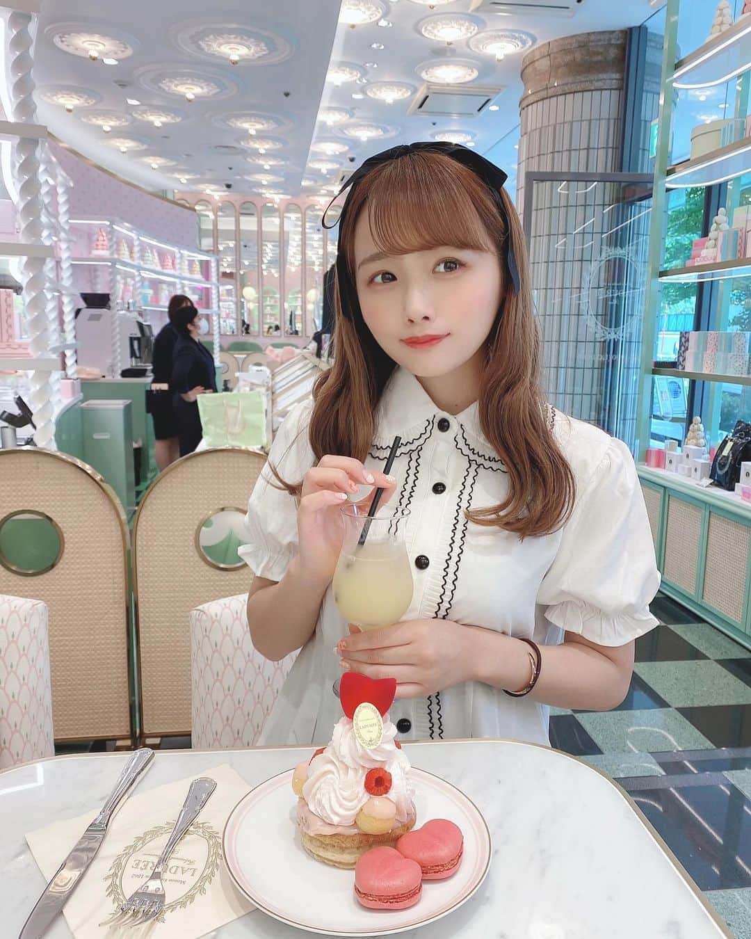 計良日向子（ひなひ）さんのインスタグラム写真 - (計良日向子（ひなひ）Instagram)「. . 久しぶりにラデュレへ🧁💗 ハートのマカロン可愛すぎた！ やっぱりラデュレ美味しい🤤 . . . 👗ワンピース　@stella_tokyo.jp 👜バッグ　@noela_official . 👡ミュール　@iradowl_official . . . . #渋谷カフェ #渋谷カフェ巡り #カフェ #カフェ巡り #cafe #ラデュレ #laduree #私服 #私服コーデ #コーディネート #春服 #春服コーデ #春コーデ #noela #グルジョ #love #instalike」6月9日 22時46分 - kerahinako1105