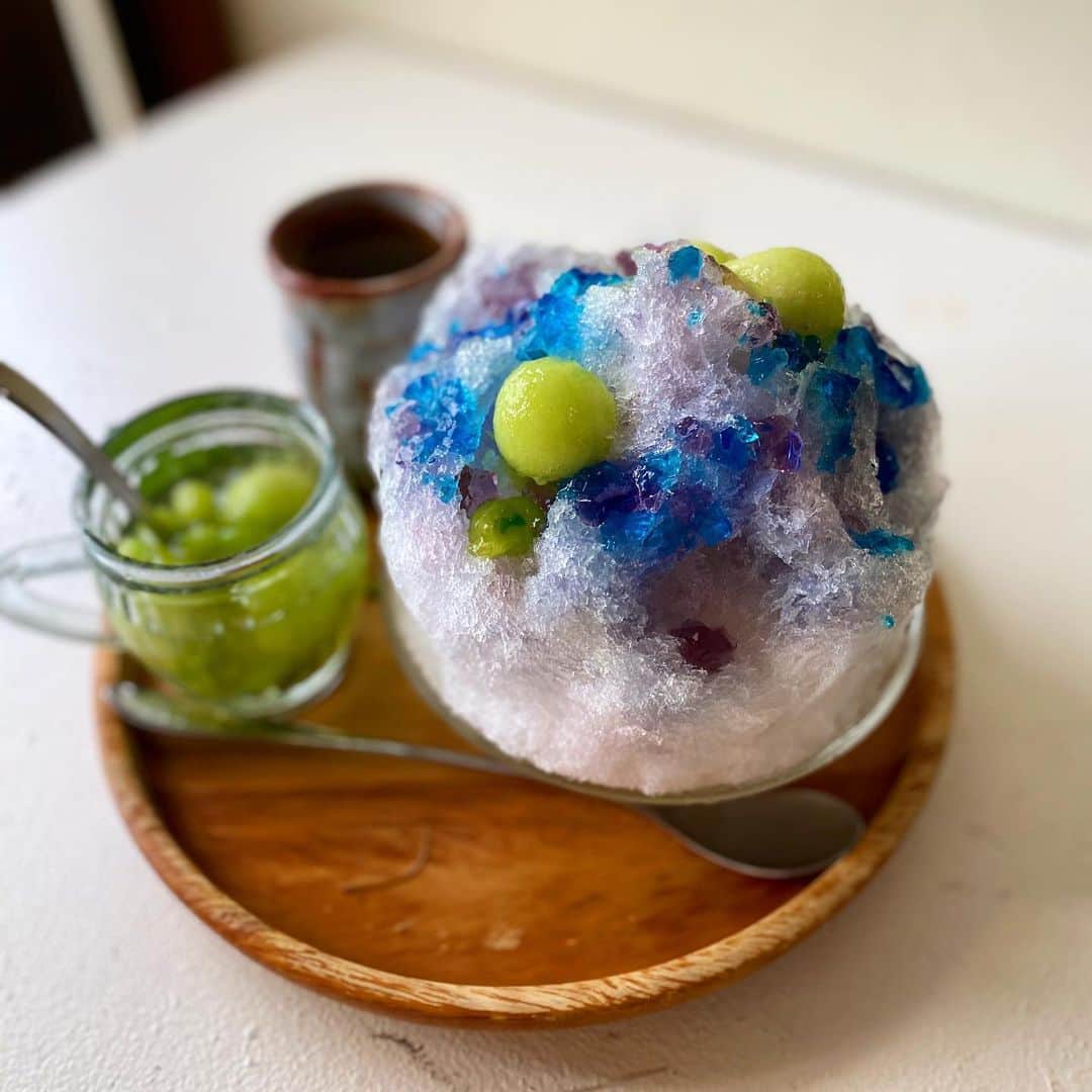 cafezakkagallery-flagのインスタグラム：「▪︎カフェ▪︎ ６月のかき氷は紫陽花のかき氷です。 メロンがコロコロのって 紫陽花をイメージしたジュレと その中に隠れてる宝物2個を お楽しみ下さいませ♬ ご予約はぜひお電話にてお願い致します。 072-845-4566(11:30-17:00) テイクアウトは今週末までとさせて頂きます。  今日もずーーと氷ガリガリ削って 来月のかき氷をずーーーと考えておりました。 ええ日です。  #cafeFLAG #cafezakkagalleryflag  #cafeFLAGのかき氷 #大阪府 #枚方市」