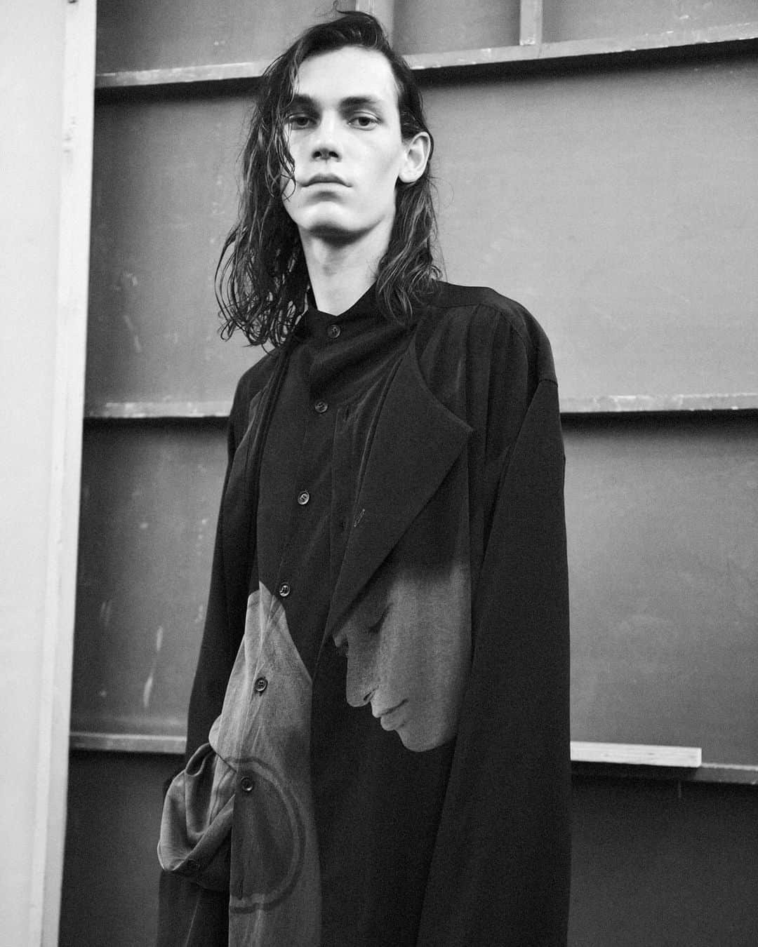 のインスタグラム：「#YohjiYamamotoPOURHOMMESS20 Collection⁠ Artwork on blouse by Suzume Uchida #yohjiyamamoto⁠ @yohjiyamamotoofficial⁠ Photographed by @elise_toide」