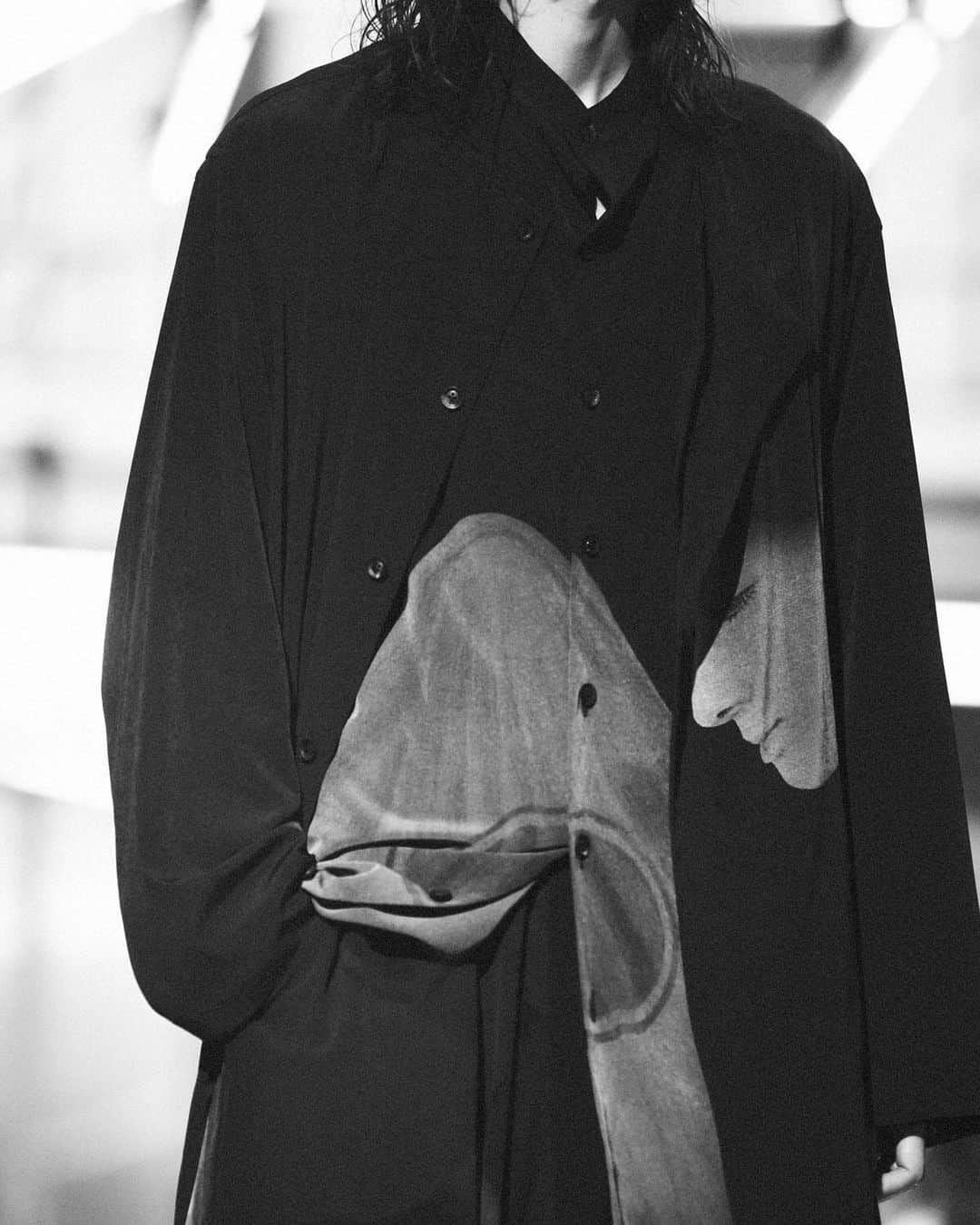 のインスタグラム：「#YohjiYamamotoPOURHOMMESS20 Collection⁠ Artwork on blouse by Suzume Uchida #yohjiyamamoto⁠ @yohjiyamamotoofficial⁠ Photographed by @elise_toide」