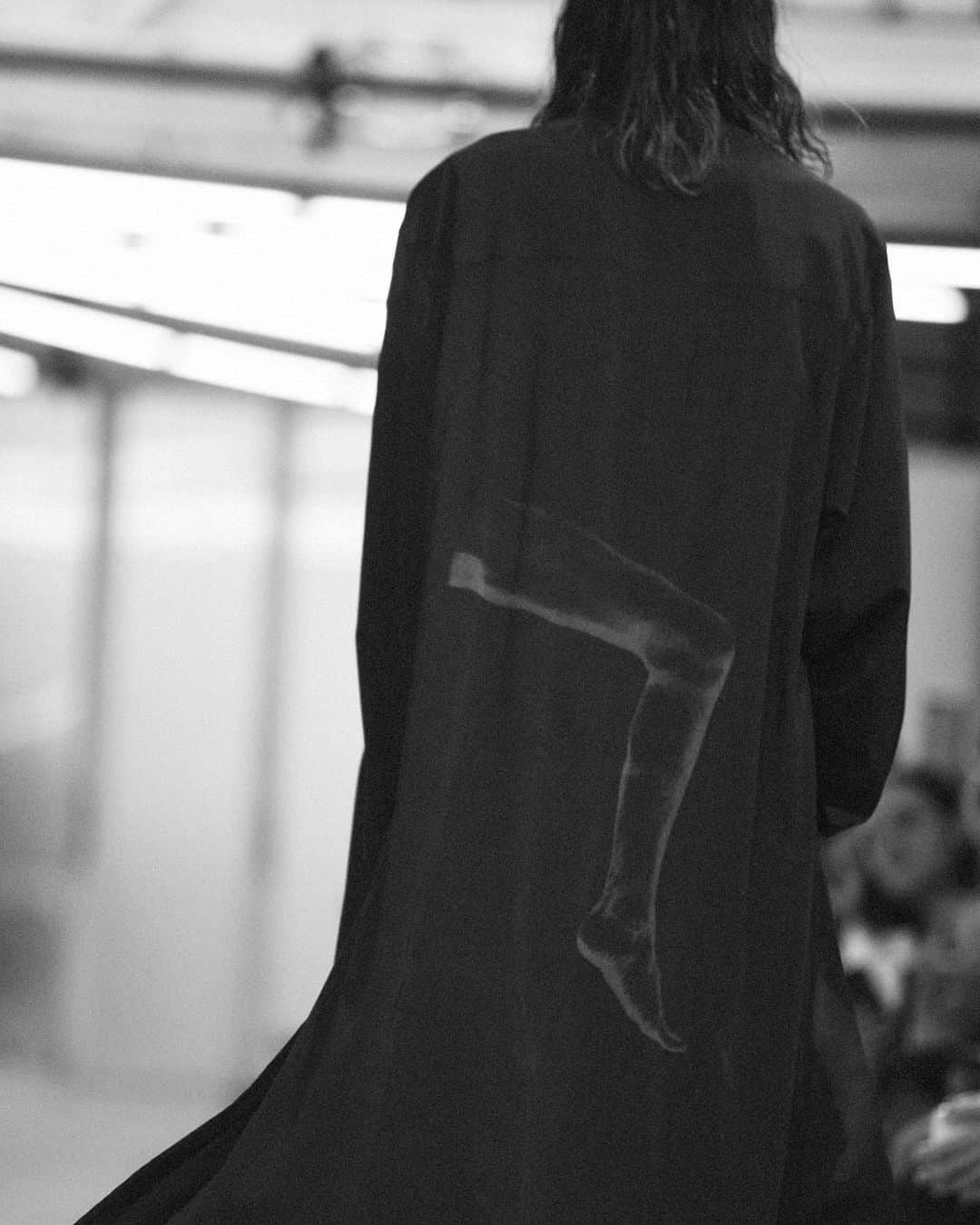 のインスタグラム：「#YohjiYamamotoPOURHOMMESS20 Collection⁠ Artwork on blouse by Suzume Uchida #yohjiyamamoto⁠ @yohjiyamamotoofficial⁠ Photographed by @elise_toide」