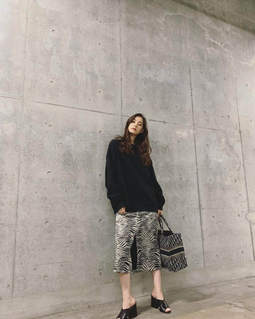 新木優子さんのインスタグラム写真 - (新木優子Instagram)「私服 tops : @sly_official  bottom : @throw_by_sly  bag : @dior  撮影の時だけマスク外しています🙇🏻‍♀️✨ #fashion #mystyle」6月9日 22時52分 - yuuuuukko_