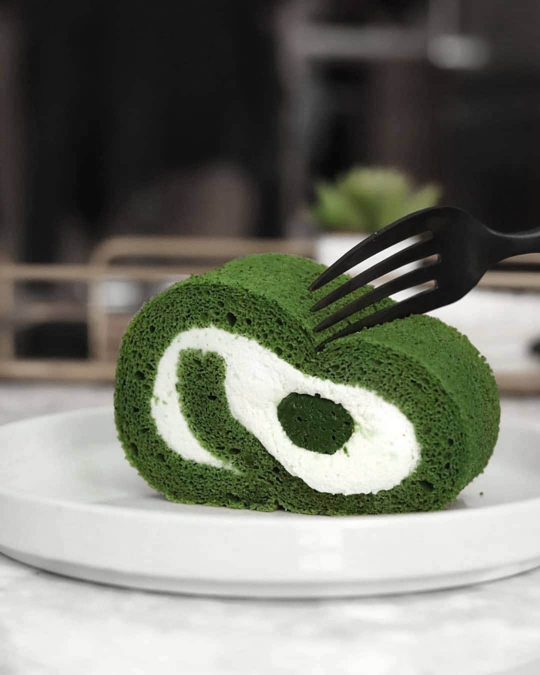 Matchæologist®さんのインスタグラム写真 - (Matchæologist®Instagram)「🙋 Hands up if you’d LOVE to devour this delicious #Matcha Roll Cake right now! 🌿🍰 We know we would! 😋 (📷: @eatingwithkirby) It’s light, airy and full of the wonderful flavour of matcha! 🍵 . Want to make your own delicious matcha roll cake? We recommend our Midori™ Matcha Grade! 🍃 It’s the perfect matcha grade for use in any premium matcha dessert recipes that require a deep green colour and the flavour intensity to shine through other ingredients! 🍵🌿 . Share a capture of your matcha creations with us by tagging @Matchaeologist #MatchaCreations . For premium-quality matcha 🍵, please visit Matchaeologist.com . Follow our bio link 👉 @Matchaeologist. . Matchæologist® #Matchaeologist Matchaeologist.com」6月9日 22時53分 - matchaeologist