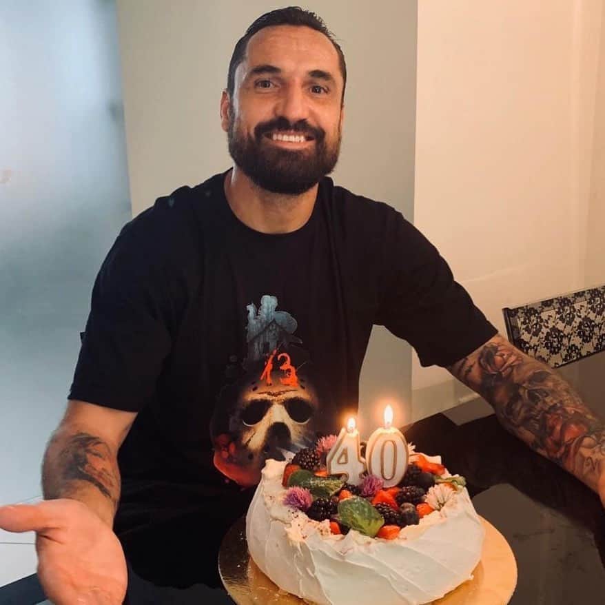 マルチン・ヴァシレフスキのインスタグラム：「I turned 40 today 🥳 #justanumber 😉 Lets crush the next 40 !! here we go 💪🏻」