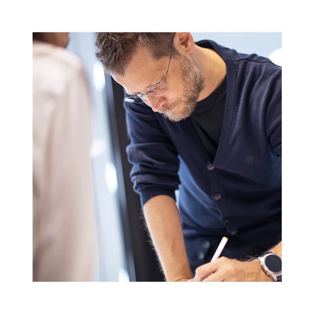 シルエットのインスタグラム：「Head of design Roland Keplinger and his team ensure each outstanding Silhouette design results in perfectly fitting frames. ⁠⠀ .⁠⠀ .⁠⠀ .⁠⠀ #silhouetteeyewear #tryitwearitloveit #insidesilhouette #eyeweardesign #luxuryeyewear #fashioneyewear #opticalframes」