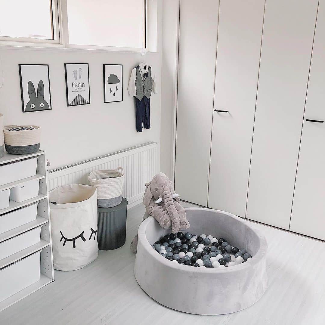 x__chiiiii__xのインスタグラム：「| #chii_house 𓂃✈︎ .  子供部屋の床に やっと ジョイントマット敷いた♥︎ .  2枚目がbefore😅 途中で諦めてるし象も下向いてるw  3枚目は加工なし。 ライトグレーにしてみたけどどうだろ。暗いかな？  ボールプールも3か月遅れでやっとボール届いて遊んでる〜 プールだけだとただただ邪魔だったのよ( ˙-˙ )  つぎはすべり台だな〜💸😂」