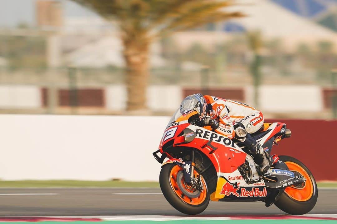 レプソル・ホンダのインスタグラム：「🔆Golden Hour🔆 ⠀⠀⠀⠀⠀⠀⠀⠀⠀ When’s your favourite time to ride? ⠀⠀⠀⠀⠀⠀⠀⠀⠀ @alexmarquez73 enjoying the RC213V as the sun sets in Qatar. ⠀⠀⠀⠀⠀⠀⠀⠀⠀ #GoldenHour #Photography #AM73 #AlexMarquez #Honda #RC213V #MotoGP #Racing #HondaRacing」