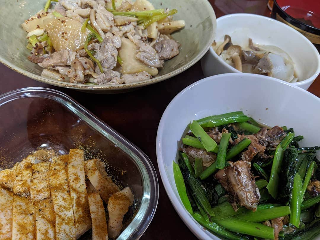 山部朱里のインスタグラム：「. . 【本日も閉店ガラガラお疲れ様でした】 ①かぶと豚肉マスタード炒め かぶは油で炒めるとトロトロになりますよね！豚肉はハナマサで買った豚こまで、調理しやすいように一口サイズに切って８食分くらいに分けて冷凍しておいたものを解凍して使いました。ごま油でかぶと豚肉を炒めてめんつゆとマスタードで味付け。めんつゆさんは万能なのでよく使います！マスタード余ってたから使ってみたら、あら不思議コクがでましたよ。豚肉の甘みも増して、なにより全部の旨味をかぶが吸っててるというね、絶品背負ったかぶに拍手。 ②サラダチキンカレー味 ハナマサで買った鶏むね肉のいくつかをサラダチキンにして冷凍しておいたものです。残りはあと1つ！前回はハーブソルトとシソ味にしたので今回はカレー粉にしてみました。目が合うたびに箸がお邪魔しちゃうよね、おいしくて。 ③鯖缶と小松菜炒め 鯖缶って優秀ですよね。あの小さい缶の中で完成されてるんですよね。骨まで食べられるし汁はいい出汁になってるし！そんな鯖缶と合わせたのは小松菜！鉄分豊富だからほうれん草よりもよく買ってます！小松菜はさっと茹でて一口サイズ。少しだけごま油をひいたフライパンに切った小松菜と開けたばかりの鯖缶を知るごといれて、めんつゆ少し足しました。味噌味の鯖缶でした！小松菜の鮮やかな緑！色気のある照り照りのサバ！良いコンビ！ ④昨日のこんにゃくとしめじの青じそ炒めの残りで新玉ねぎサラダ そうそう、そのままです！新玉ねぎをレンジで温めて、きのうの残りと合わせました。ほんの少し残ってたから！いつもはほんの少しだと食べちゃうけど、新玉ねぎと合わせてみよーと思ってたので残しておきました🤗青じそドレッシングはいつもとちがう味にしたいときの味方！新玉ねぎの甘さを引き立ててくれました！ #簡単レシピ #簡単料理  #おうちごはん  #時短レシピ #時短料理 #アレンジレシピ  #アレンジ #節約生活  #節約レシピ #節約ごはん #鯖缶 #鯖缶レシピ  #さば缶  #手抜きごはん  #我が子にごはん何食べたいか聞くとコロコロおににりたべりゅと満面の笑みで答えてくれますかわいくてまた聞きたくてまた質問してぎゅーってするのがお決まりです #コロコロおにぎり #言い間違いの破壊力 #毎日オキシトシン大放出 #ママかわいいって言われたいから頑張る #片思いかな」