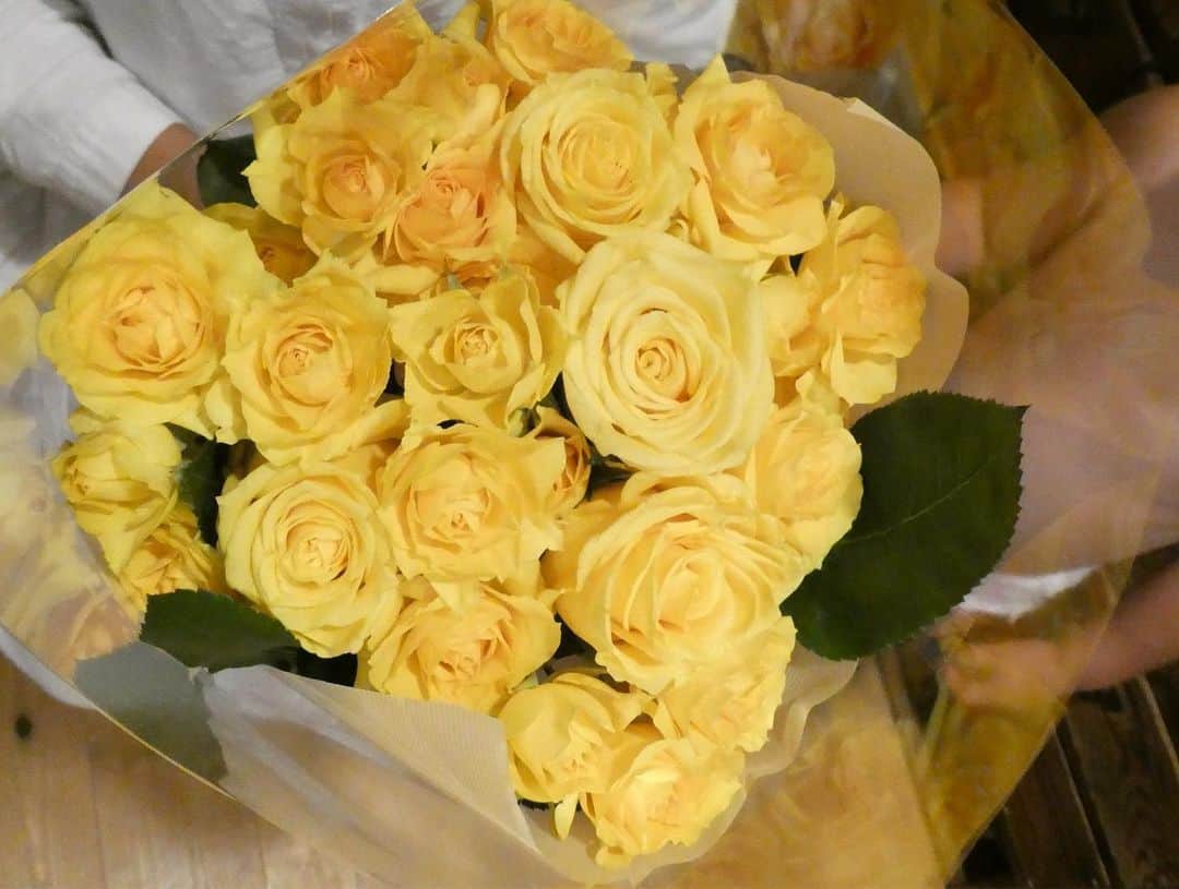 Yuya Hasegawaさんのインスタグラム写真 - (Yuya HasegawaInstagram)「妻の誕生日に黄色い薔薇の花束を⭐️末っ子ジローちゃん裸ん坊。」6月9日 23時18分 - yuya.hasegawa.brift.h