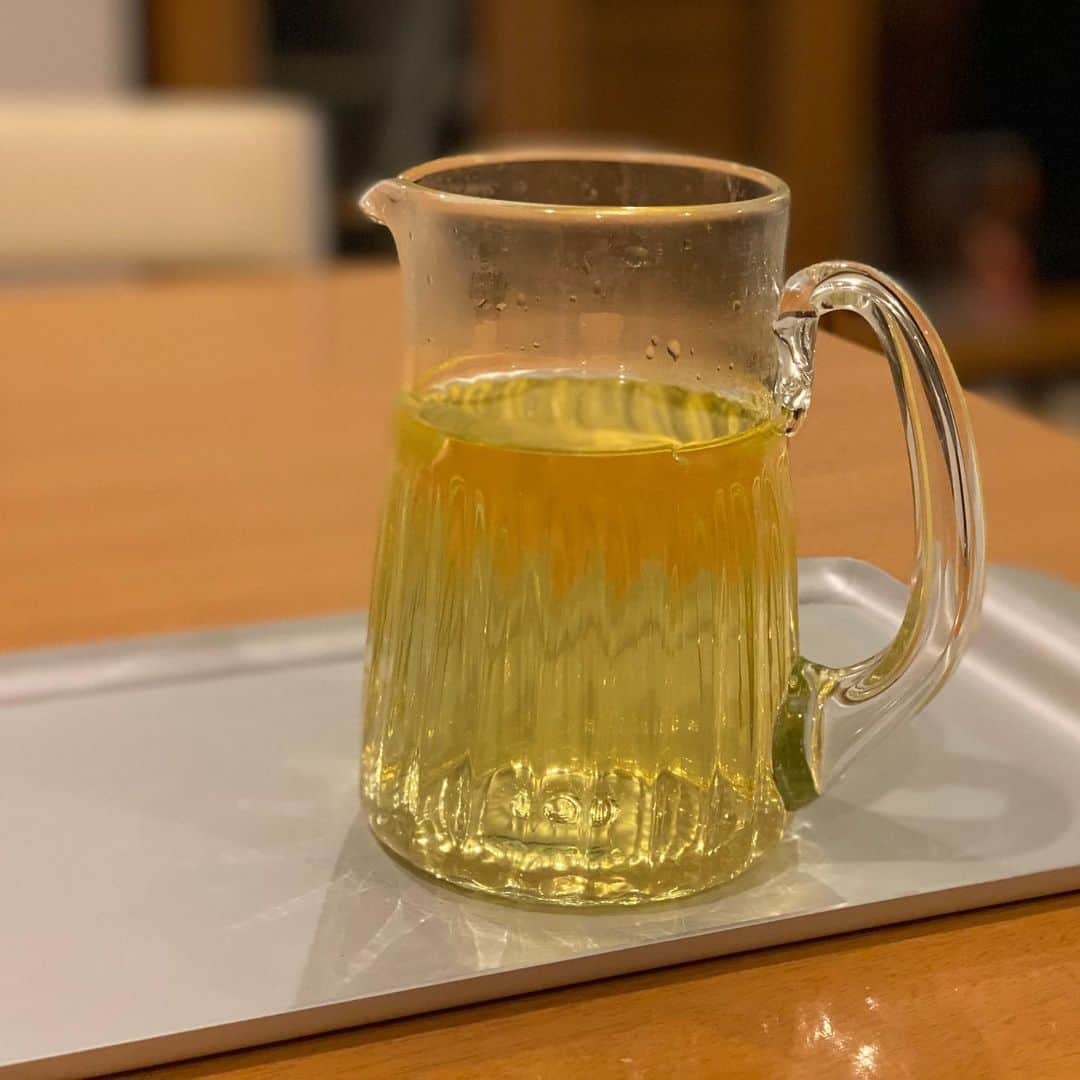 伊達公子さんのインスタグラム写真 - (伊達公子Instagram)「Mint Tea ベランダ栽培で元気に育って摘んできたミント🌿 買ってくるのとぜんぜん違う！ お風呂あがりにのんびりと… #伊達公子 #kimikodate #テニス #テニスプレーヤー #テニスプレイヤー #tennis #tennisplayer #instatennis #herbaltea #minttea #freshmint #ミントティー #ハーブティー #フレッシュミント #ベランダ栽培 #のんびり」6月9日 23時20分 - kimiko.date