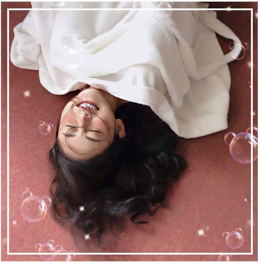 杉原杏璃さんのインスタグラム写真 - (杉原杏璃Instagram)「暇人ですw  どこでも寝れるのが私♪  床はかたくて 寝返り危険！ 長時間寝、危険ね！  床暖はあるのに、なぜ床冷は世の中にないのかしら。。。 お風呂上がり床がキンキンだったら、大の字で寝るの最高なのにね〜  うちのきなこ🐶もひんやりマット使わなくても済むのにな。。。。 #japan  #LOVE  #love  #instagood  #YOLO  #new  #look  #follow  #happy  #fun  #funny 　#smile  #beauty  #swag  #girl  #girls  #me  #fashion  #アンラブ  #ANdRIDE  #グラビア  #アイドル  #グラドル  #グラビアアイドル  #anrisugihara  #杉原杏璃」6月9日 23時29分 - anri.sugihara.anri