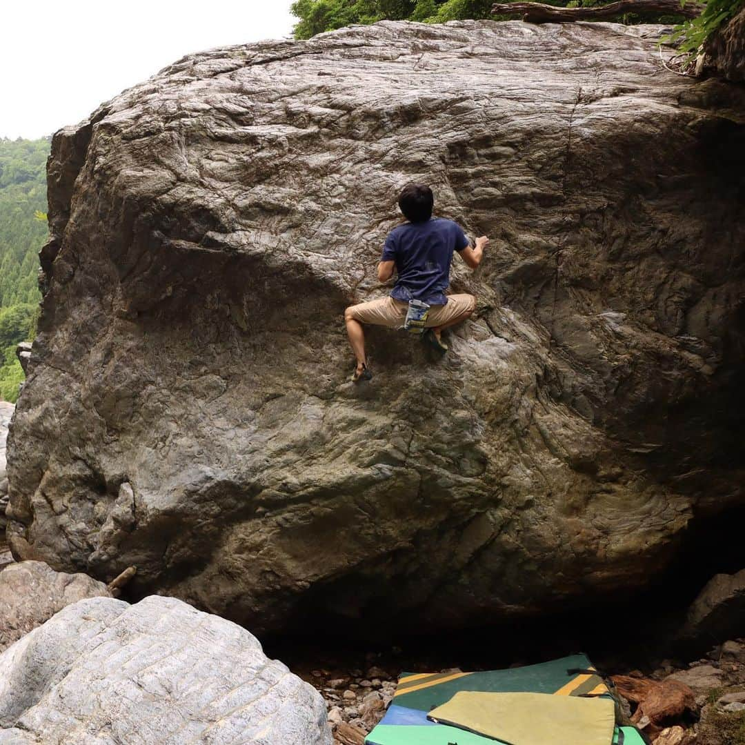 濱田健介のインスタグラム：「I enjoyed some boulders today, before rainy season. Photo1 was about V8. Very sharp crimps. Photo2 was project?? I think about V11 or V12. But I couldn’t it because too hot. 今日は梅雨前に岩に行かねばと思い、この前にも行った河原へ。 水位が下がってて、前回は取り付けなかった、見た目イケてる垂壁にトライ。 自粛明けの弱った指皮には酷な鋭いカチに心折れかけたけど、何とか登れた。たぶん2段くらいかなー。ぬめりと痛みがなければ簡単な気もするけど。。まあ楽しかったので良し。 もう一本、対岸の岩のトラバースするラインにもトライしたけど、これは宿題に。。ムーブは出来たけど、ぬめり過ぎて繋げるのは無理。。また涼しくなったら、、やな。 暑かったけど、梅雨前に岩を楽しめたので良かった。 @rockmasterhq  @organicclimbing  @unparallelup  @nogradjustfeeling  @camp1889」