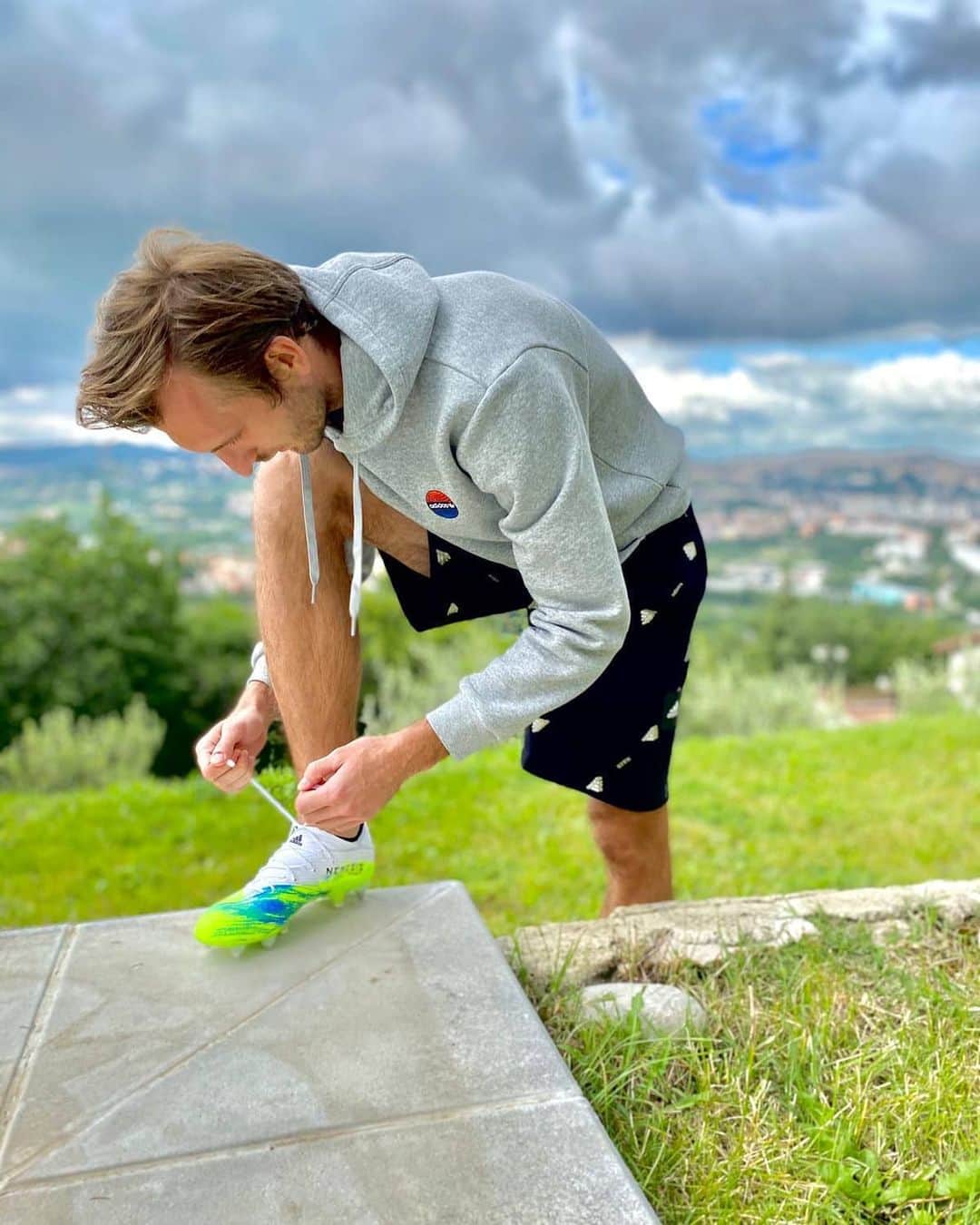 ノルベルト・ジェンベールのインスタグラム：「Ready again ⚽️ #nemeziz  @adidasfootball」