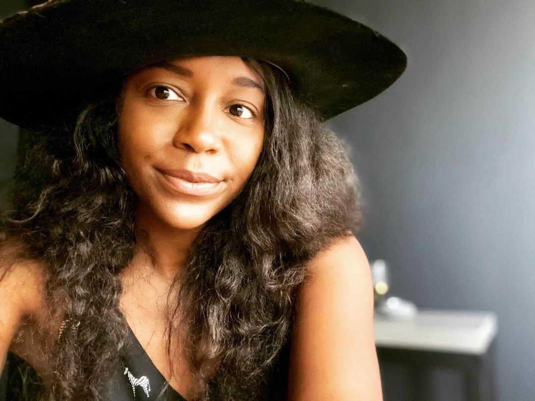 アジャ・ナオミ・キングのインスタグラム：「In celebration of our lives and in admiration of our Beautiful Blackness! We are Black Women. Our blood, sweat, and tears have built up civilizations. We do not tear down our other Black Queens! Far too often, the world has tried to tear us down, but we shall continue to build one another up with love. With so much negativity going around, let us do what we have always done in celebration of one another and our Blackness. Upload one photo of yourself, then tag as many sisters to do the same. #weareblackwomen #iamblackwoman」