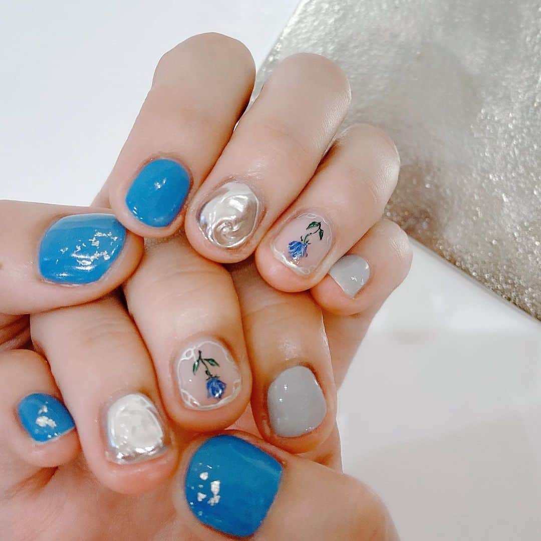 なかやまちえこのインスタグラム：「イメージお伝え頂いて😌🙏✨🌹⠀ #nail #nails #nailart #ネイル #美甲 #ネイルアート  #japanesenailart #manucure #japanesenails #manicurist #gelnails #أظافر #네일아트 #미용 #vẽmóng #ngườiđẹp  #เพ้นท์เล็บ #искусствоногтя #artedeuñas #เพ้นท์เล็บเจล #ジェルネイルデザイン #ネイルデザイン #senikuku #nagelkunst #ブルーローズ #bluenails #silentsiren 施術は @aby_sharenail」