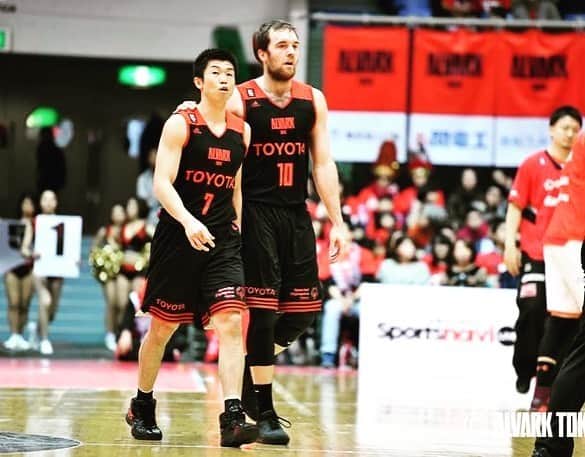 のインスタグラム：「タケさん、現役生活本当にお疲れ様でした。 タケさんのことはここだけでは語りきれないのですが今の僕がいるのは間違いなくタケさんのおかげでもあります。アルバルクに入団して試合に出れない時期、タケさんも決してプレータイムが長かったわけでもないのに若手の僕を気にかけて声をかけてくれたり背中でプロというものを見せてくれたり、なにより自分に自信持つことの大切さを教えてくれて僕が試合に出て活躍すると素直に喜んでくれていました。アルバルクに入団してからずっとそこにはタケさんがいました。プロのあり方、リーダーのあり方、最高のチームメイトのあり方、そしてなにより人間のあり方を行動で教えてくれた方です。プロになって同じチームになってタケさんは僕にとっての大先輩でもあり、兄貴でもあり、友達でもあるけど、このプロの世界に入ってから1番リスペクトできる男は間違いなくタケさんです。ずっと見てきたその背中がコートから離れるのはすごく寂しいのですが、タケさんが守ってきた、そして作ってきたアルバルクの伝統をこれからも大事にしてやっていきます。タケさんはほとんどのBリーガーはもちろん、その他のたくさんの人からもリスペクトされている人です。そんなタケさんと同じチームでやれたことは僕の一生の財産です。これからのタケさんにも注目と期待していますがとりあえずはゆっくり休んでください。現役生活本当に本当にお疲れ様でした。 #MrAlvark  #7」