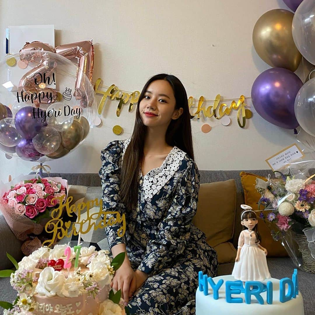 ヘリ さんのインスタグラム写真 - (ヘリ Instagram)「혜리데이🎉💛 27살의 혜리 역시 정말 행복합니다 덕분이에요!!!! 더 잘할게요!!!!!!!! 고맙습니다❣️」6月9日 23時34分 - hyeri_0609