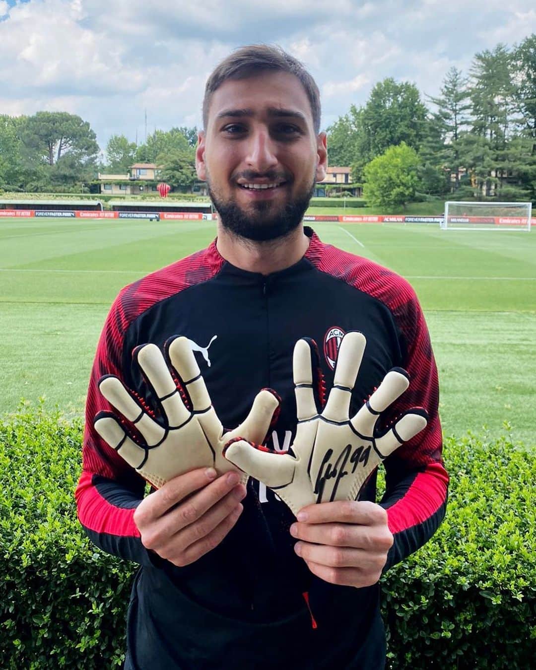 ジャンルイジ・ドンナルンマのインスタグラム：「🇮🇹 Ciao ragazzi, É quasi ora di tornare in campo! 🎉⚽️ Per ora purtroppo non vi sarà possibile essere con noi allo stadio, ma contiamo comunque su di voi, anche da lontano 🙌  Come? Lascio alla vostra immaginazione.  Postate foto e video taggando me e aggiungendo l’hashtag #TifoDaCasa mostrando il vostro miglior “tifo casalingo”. Farò repost di alcuni e chissà… a qualcuno potrei regalare i miei guantoni 😉🧤 (Mi raccomando, non dimenticate di rispettare le linee guida del governo 🙏🏻) A presto! 🇬🇧 🇺🇸 Ciao ragazzi! Soon we‘ll be back on the pitch! 🎉⚽️ For the moment, unfortunately, we will not be able to have you with us at the stadium, but we still need your support, even from distance 🙌  How? I leave room for your imagination.  Post photos or videos tagging me and the the hashtag #TifoDaCasa (cheer from home), showing your best "home cheer" and I’ll repost some of them and, who knows... maybe one of you could have the chance to receive a pair of my gloves” 😉🧤 (And please, don’t forget to respect the government guidelines 🙏🏻). “See” you soon! 😃」