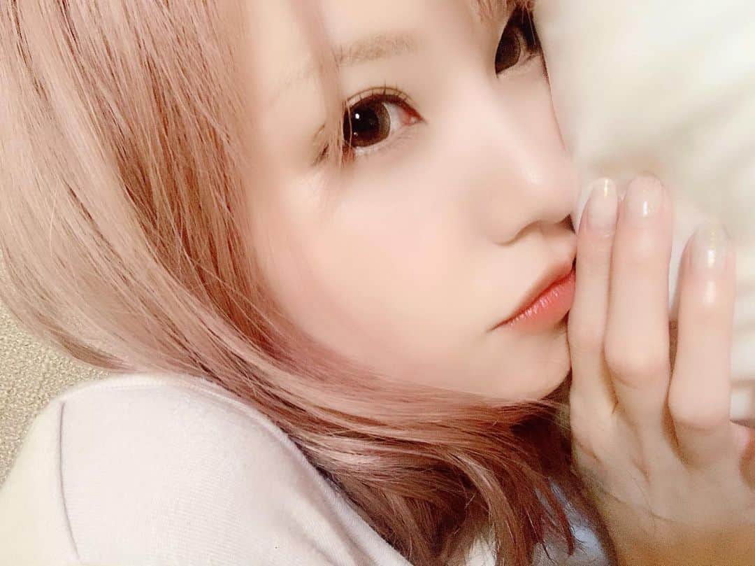 みはとのインスタグラム：「みんなは毎日どう過ごしてるの？ ・ ・ ・ #ネタ切れ  #はやい #笑 #ずっとゴロゴロ #びびさんとゴロゴロ #stayhome」