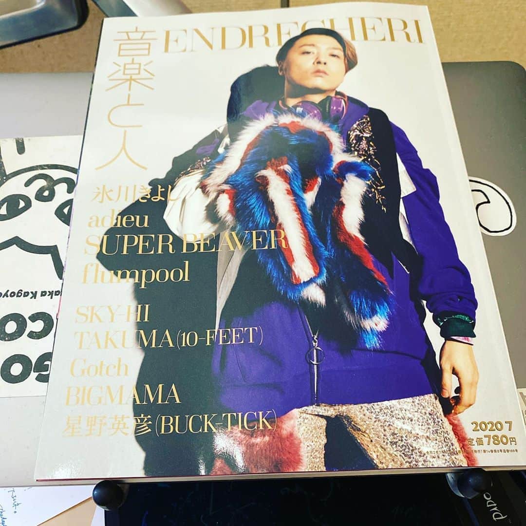 三吉ツカサのインスタグラム：「そういえば告知してなかった。 音楽と人の今月号で、2つの企画の写真を撮ってます。 @gotch_akg の写真はZoom取材を撮影。 @mucc_official の写真はライブで使う超望遠レンズで写真週刊誌風に。 #今しかできない事を楽しむ #カラーページなのにモノトーン写真」