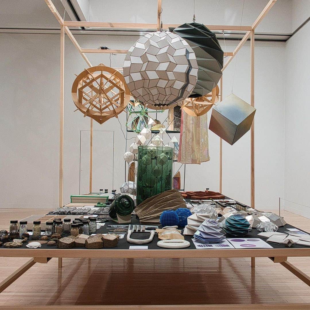 林信行さんのインスタグラム写真 - (林信行Instagram)「Sometimes the river is the bridge — Olafur Eliasson exhibition at Museum of Contemporary Art Tokyo  最初から狙ったわけではないけれど、今しかないというタイミングで東京都現代美術館「 オラファー・エリアソン ときに川は端となる」展がスタート。作家のエリアソン自身も、まだみていない  世の中の状況を一度でも俯瞰したことがある人なら、経済のことを心配しながらも、このまま世の中が昨年までの状態に戻ってしまってはいけないと心のどこかで思っているはずだ。 まるで、そのタイミングを狙いすましたかのように現美（MOT）で、オラファー・エリアソンの展覧会がスタート。  美しく、１日その部屋で過ごしたくなるような大型インスタレーションも魅力だが、同時にこれから世界をどう再構築しっていったらいいのか、その一歩の踏み出し方のヒントになりそうな展示も多い必見の展覧会となっている。  #olafureliasson  #mot_art_tokyo  #sometimestheriveristhebridge」6月9日 23時44分 - nobihaya