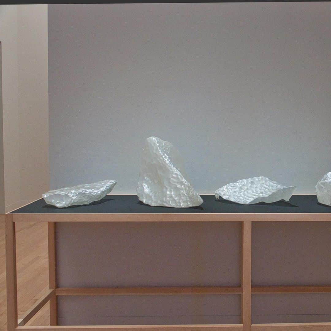 林信行さんのインスタグラム写真 - (林信行Instagram)「Sometimes the river is the bridge — Olafur Eliasson exhibition at Museum of Contemporary Art Tokyo  最初から狙ったわけではないけれど、今しかないというタイミングで東京都現代美術館「 オラファー・エリアソン ときに川は端となる」展がスタート。作家のエリアソン自身も、まだみていない  世の中の状況を一度でも俯瞰したことがある人なら、経済のことを心配しながらも、このまま世の中が昨年までの状態に戻ってしまってはいけないと心のどこかで思っているはずだ。 まるで、そのタイミングを狙いすましたかのように現美（MOT）で、オラファー・エリアソンの展覧会がスタート。  美しく、１日その部屋で過ごしたくなるような大型インスタレーションも魅力だが、同時にこれから世界をどう再構築しっていったらいいのか、その一歩の踏み出し方のヒントになりそうな展示も多い必見の展覧会となっている。  #olafureliasson  #mot_art_tokyo  #sometimestheriveristhebridge」6月9日 23時44分 - nobihaya