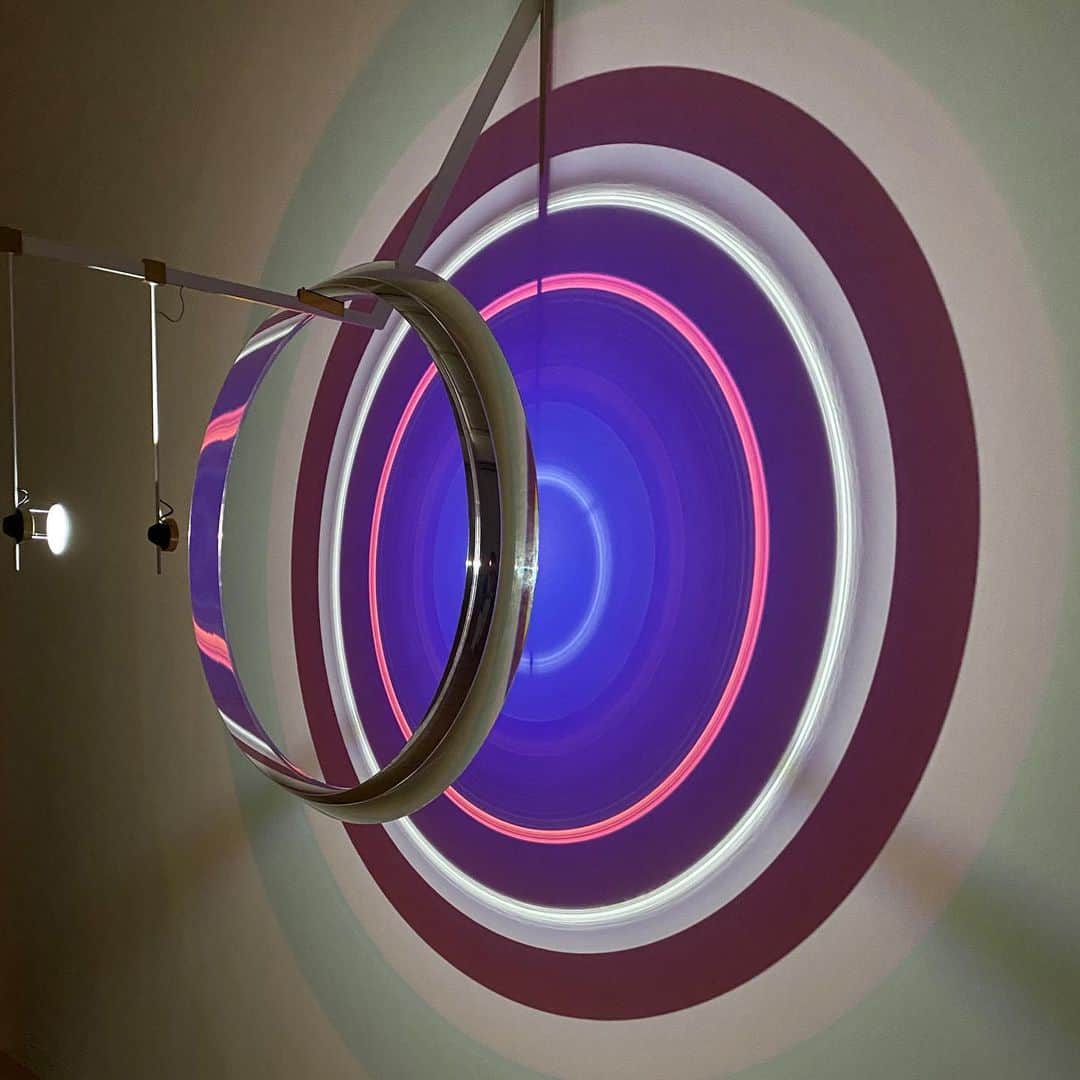 林信行のインスタグラム：「Sometimes the river is the bridge — Olafur Eliasson exhibition at Museum of Contemporary Art Tokyo  最初から狙ったわけではないけれど、今しかないというタイミングで東京都現代美術館「 オラファー・エリアソン ときに川は端となる」展がスタート。作家のエリアソン自身も、まだみていない  世の中の状況を一度でも俯瞰したことがある人なら、経済のことを心配しながらも、このまま世の中が昨年までの状態に戻ってしまってはいけないと心のどこかで思っているはずだ。 まるで、そのタイミングを狙いすましたかのように現美（MOT）で、オラファー・エリアソンの展覧会がスタート。  美しく、１日その部屋で過ごしたくなるような大型インスタレーションも魅力だが、同時にこれから世界をどう再構築しっていったらいいのか、その一歩の踏み出し方のヒントになりそうな展示も多い必見の展覧会となっている。  #olafureliasson  #mot_art_tokyo  #sometimestheriveristhebridge」