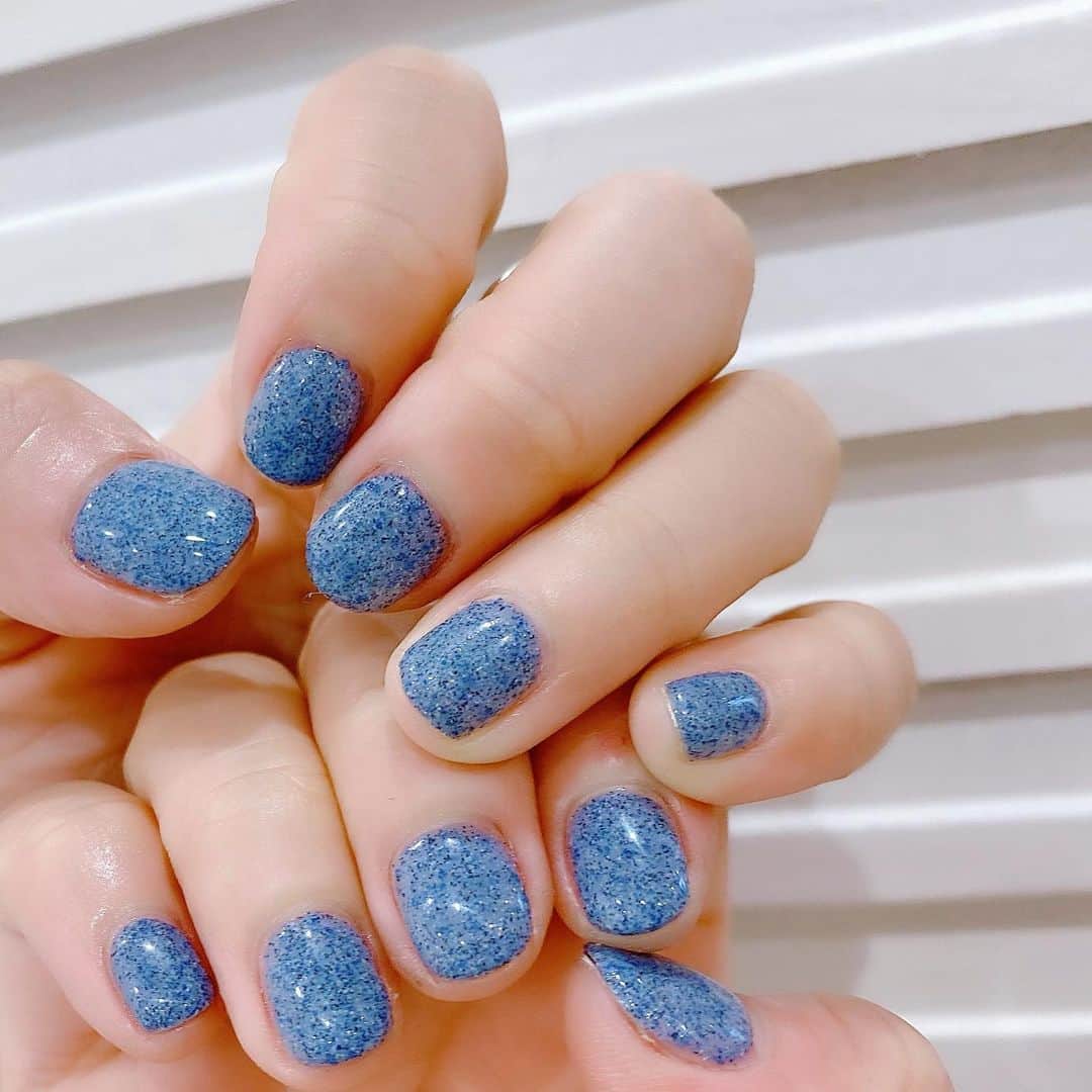 なかやまちえこのインスタグラム：「じゃりじゃり🏝⠀ #nail #nails #nailart #ネイル #美甲 #ネイルアート  #japanesenailart #manucure #japanesenails #manicurist #gelnails #أظافر #네일아트 #미용 #vẽmóng #ngườiđẹp  #เพ้นท์เล็บ #искусствоногтя #artedeuñas #เพ้นท์เล็บเจล #ジェルネイルデザイン #ネイルデザイン #senikuku #nagelkunst #くすみブルー #じゃりじゃりネイル #橋本愛奈 ちゃん ⠀ 施術は @aby_sharenail」