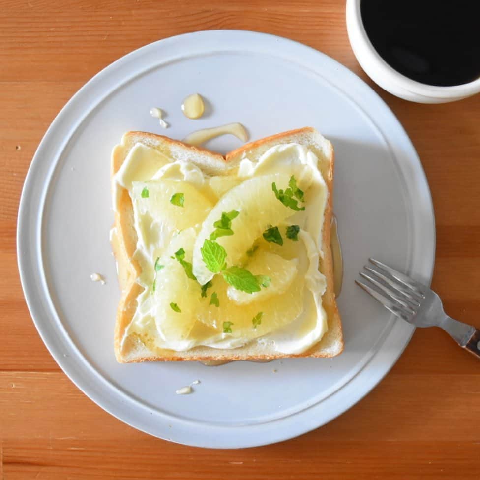山崎佳のインスタグラム：「Today’s breakfast. グレープフルーツ、ミント、クリームチーズ 、はちみつ。」