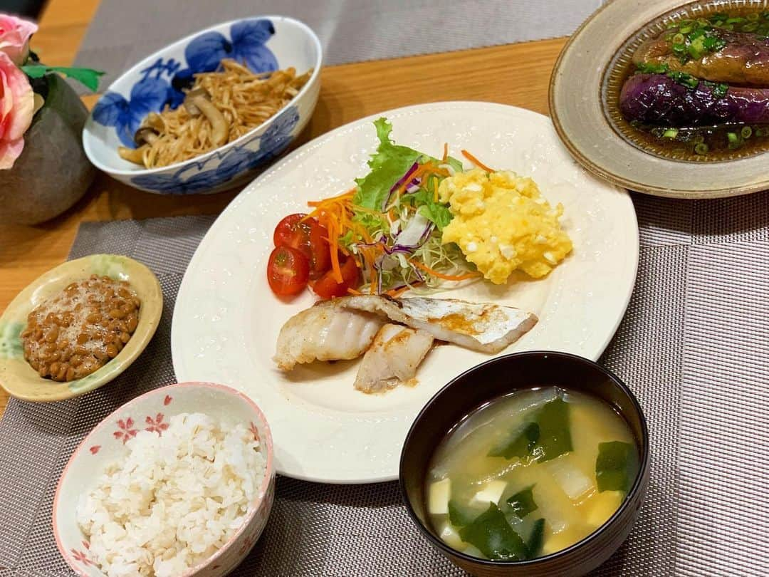 奥山夏織さんのインスタグラム写真 - (奥山夏織Instagram)「お魚ご飯❣️ウーバーイーツは楽チンだけど、偏るから自分で作った方が栄養バランスが良いと思った🤔 ・ 🍴#マダラのムニエル 🍴#なすの揚げ浸し 🍴#キノコのバター醤油炒め 🍴#ポテトサラダ #納豆 #お味噌汁 #押麦入りご飯 ・・・ #かおりずキッチン #cooking #料理 #主婦料理 #OL料理 #クッキング #ご飯#foodinsta #food #foodstagram #おうちご飯 #お家ごはん #晩ご飯 #晩御飯 #お魚ご飯」6月9日 14時54分 - okuyama_kaori