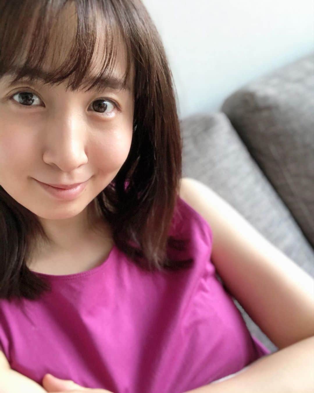 小野恵美のインスタグラム：「週末美容院に行けた😂 4カ月ぶり！😂← 時間の都合でいつものサロンには行けなかったのですが、満足してます💕  今日は、徒歩1分エリアでランチのTAKEOUTとスーパーだけ。 娘が後追いの時期で、自分の準備の時間がないのでセットいらずの手櫛で決まるミディアムありがたい🙏  #ミディアムヘア #今日も #眉毛だけ書いた #メイクの仕方忘れそう」
