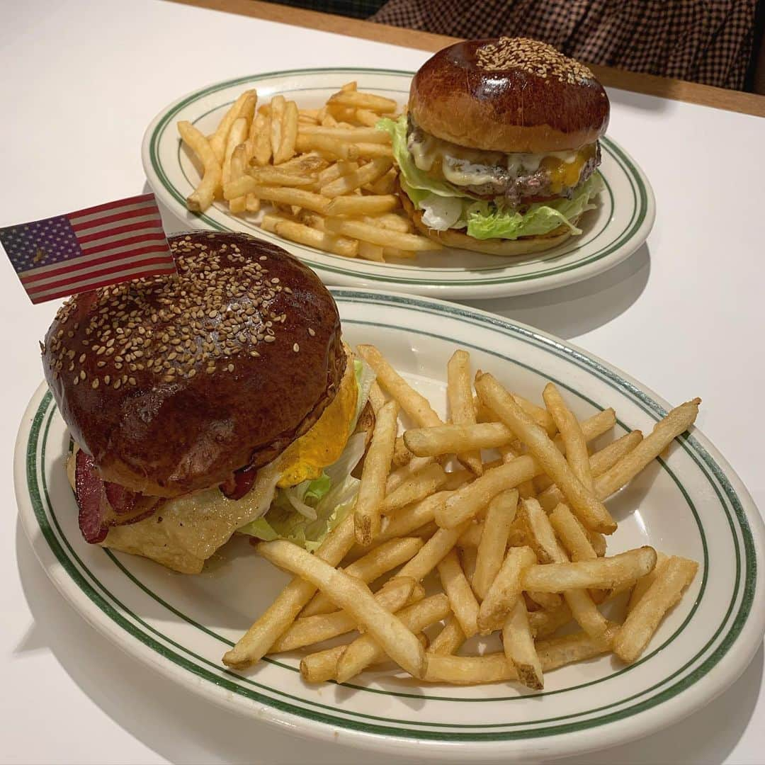 浜崎香帆さんのインスタグラム写真 - (浜崎香帆Instagram)「----- いつの日かあかりと食べたハンバーガー🍔 お肉って最強👊 #ランチ #lunch  #ハンバーガー #hamburger」6月9日 15時11分 - kaho_hamasaki_tpd