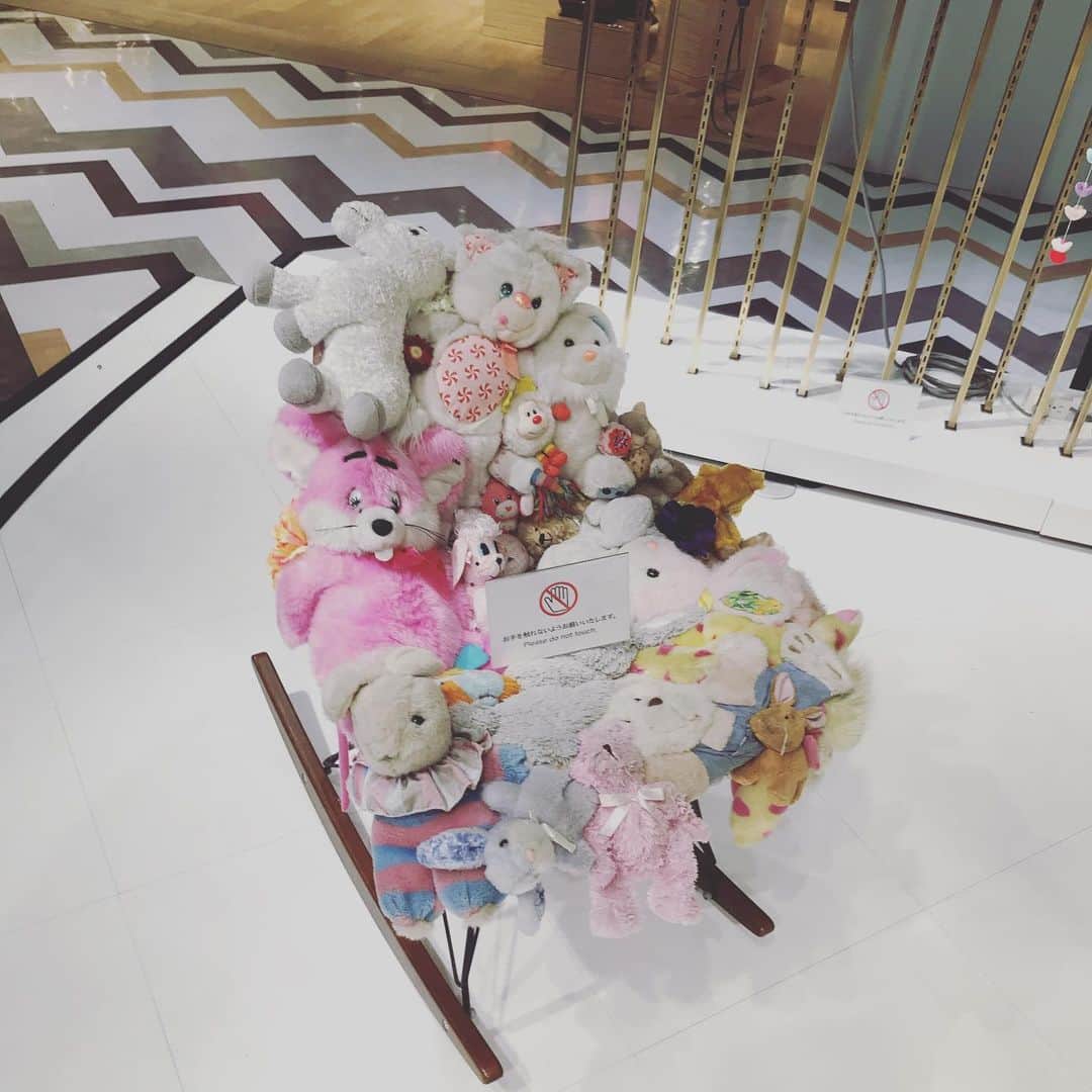 丸山敬太さんのインスタグラム写真 - (丸山敬太Instagram)「@kimsonghe18 さんの渋谷西武での展示。 素敵だったなぁー。  ひとつ作品を迎えました。 楽しみ。  自分のモノやケイタマルヤマのモノたちで何か創って貰いたいなぁー。  って話で盛り上がりました。  すてきなので是非❣️」6月9日 15時29分 - keitamaruyama