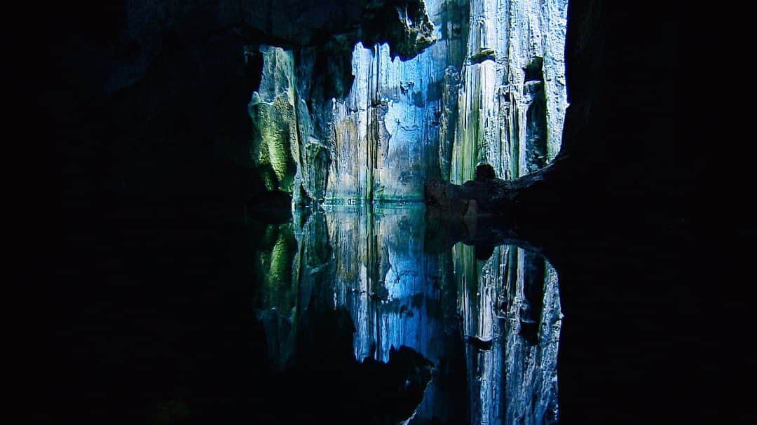 青木愛さんのインスタグラム写真 - (青木愛Instagram)「フィジーのサワイラウ洞窟🇫🇯﻿ ﻿ 岩肌が白くて、海は真っ青🤍💙﻿ 岩に海の青い色がうつって綺麗やったなぁ☺️💙﻿ ﻿ 洞窟の中は静かで、すごく神秘的な場所でした😌👼🏻✨✨﻿ ﻿ #フィジー﻿ #過去pic﻿ #遅刻post」6月9日 15時28分 - aiaoki_official