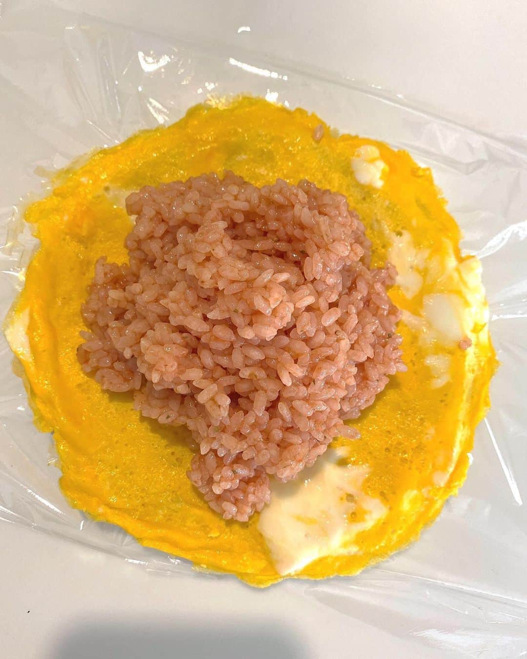 吉田悠希さんのインスタグラム写真 - (吉田悠希Instagram)「❤︎﻿ #1日1おにぎり  今日のは…オムすびにしました🥚🥚﻿ ﻿ ﻿ ‪ご飯にケチャップとマジックソルトを混ぜて、﻿ 卵を薄ーく焼いたら冷まして包むだけ。‬﻿ 見た目より簡単🤭🤭﻿ ﻿ ﻿ ﻿ ﻿ #ぷーちゃん色🐥  #おにぎりレシピ  #オムすび  #吉田悠希」6月9日 15時33分 - yuki__yoshida__914