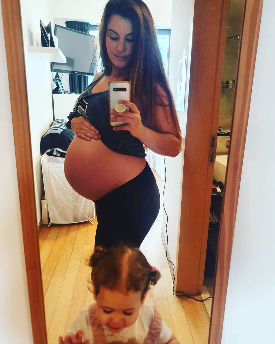 ミーシャ・テイトさんのインスタグラム写真 - (ミーシャ・テイトInstagram)「40 weeks +2 days, I'm not thrilled but No, I won't be getting induced.  Fun fact, you're not actually overdue until 2 weeks past the EDD (Estimated Due Date). Only 4% of babies are born on their EDD so clearly it's not that accurate  I'm ranting but it needs to be said. Hospitals are run like most businesses, to be efficient and to make money.  Don't get me wrong I'm grateful to have hospitals & doctors, I transferred my last home birth to a hospital and this time I will be at the hospital to give birth as well BUT I searched high & low to find a doctor & facility (they have birthing tubs yay!) that would support my desire to have only absolutely medically necessary interventions with a doctor who trusts women to birth their babies naturally.  Think about it, pregnant women are the only patients that DON'T actually have something wrong with them! We aren't sick or broken but often times this is just the mindset of the medical field to approach every situation as though it needs fixing.  The cesarean rate continues to climb globally. In the US above 30%, Singapore 40+%, Brazil 50% some hospitals there as high as 80%! The World Health Organisation says it should be around 15%, I think lower even but regardless even 30% is offensive.  OBGYN Doctors are SURGEONS!! Don't forget that (many get their degrees and have never attended a live natural birth) or that it's more convenient for them to schedule you down for a cesarean so they can make their lunch break on time and collect some extra $ too! Not all OBGYNs think this way but it's important for you to know how your provider feels and acts.  It's time women stop being bystanders to their own labor/delivery, to be made to feel powerless or like you don't know how to birth your baby is a crime.  My goal is not to make anyone feel bad or guilty for decisions they made or decisions that were made for them in the heat of the moment but rather to give a voice back to women. We DO have a say how our babies are brought into this world so USE it!  No, I'm not late, I'm not overdue, I'm not sick, I'm not broken. I'm pregnant with a healthy baby who will come when his lungs are good and strong and he is READY!」6月9日 15時34分 - mieshatate