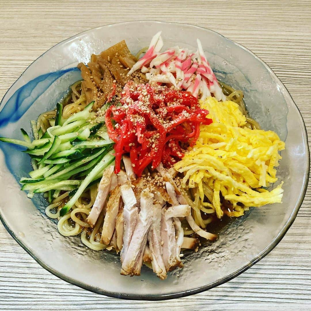 norimotoのインスタグラム：「6月になり段々とあつくなりましたね 😭 そんな時のお勧めメニューです🍜  明日から冷やし中華始まります。 #野菜 #料理 #コショウ #プレート #ディナー #食事 #カイエン #パスタ #唐辛子 #チリ #食品 #ランチ #健康的です #サラダ #ソース #レストラン #新鮮です #栄養 #おいしい #トマト #グルメ #食べる #肉 #ダイエット #もやし #調理 #中華 #6月 #冷やし中華 #メニュー」