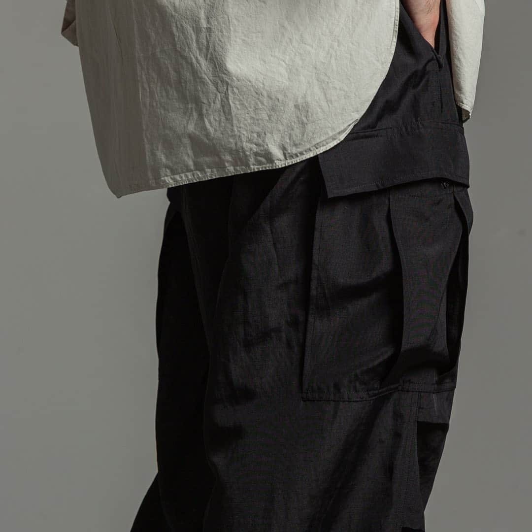 マーカウェアさんのインスタグラム写真 - (マーカウェアInstagram)「. marka "POLYESTER / LINEN WEATHER CLOTH OVER PANTS" ¥32,000  落ち感が美しいカーゴパンツ。ギラギラしていない光沢感のある生地で上品なモード感をプラスしています。 ゴム仕様のウエストに加えて腰から裾までのボリュームで、着用感はとてもイージー。 両サイドのカーゴポケットはちょっとしたお出かけに必要なモノを全て入れておくことが出来て、ワンマイルウェアにもピッタリな一本です。 裾に入れたゴムスピンドルの調整で、スニーカー、サンダルやブーツはもちろんレザーのドレスシューズまで様々なシューズに合わせることができます。 経糸にポリエステル、緯糸はポリエステルとリネンを一本づつにした交織のウェザークロスで、リネンによる落ち着いた光沢感と適度なハリが生地に高級感を加えています。  #marka @markaware_marka_official」6月9日 15時39分 - markaware_marka_official