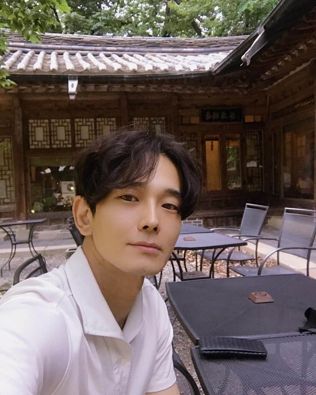 オン・ジュワンのインスタグラム：「날씨가 더워지고 있는데~  더위 대비 잘하고~ 내일부터 제주지역 이른 장마 시작된다니~ 습함도 주의하시고🙏 기분좋은 건강한 한주 보내길💪」