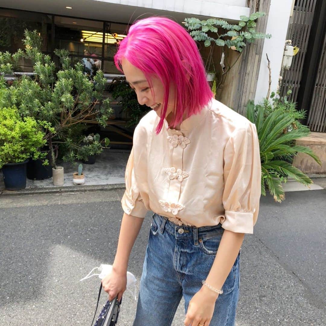 安達祐実さんのインスタグラム写真 - (安達祐実Instagram)「🤍🤍🤍 髪をピンクにした日。 マスク握りしめる。 こぶしに血管浮き出る🤣」6月9日 15時46分 - _yumi_adachi