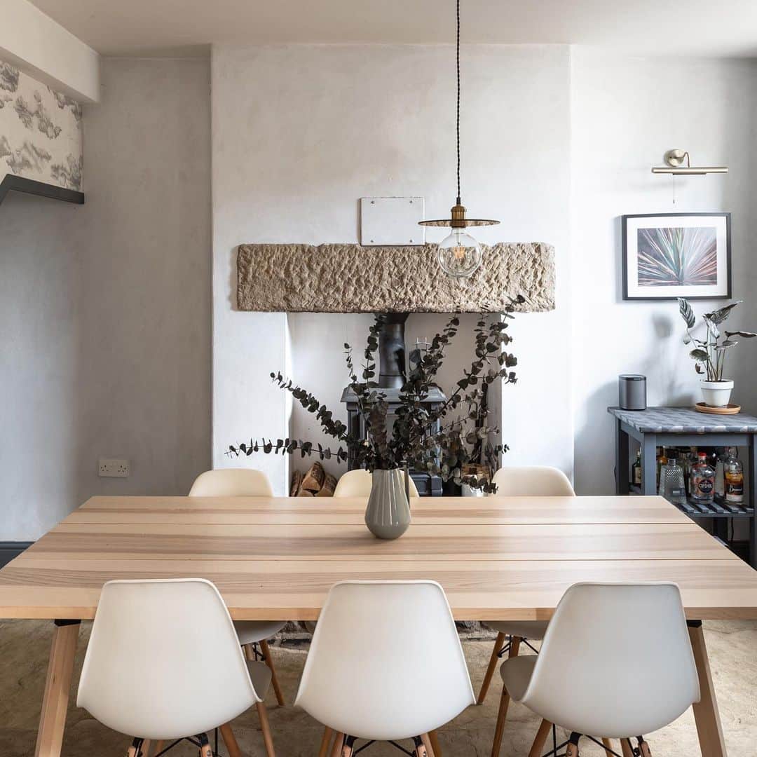 The Modern Houseさんのインスタグラム写真 - (The Modern HouseInstagram)「#forsale Home and Hearth: a stone cottage in the Peak District with a charming pared-back interior. Follow the link in our bio to see the sales particulars.」6月9日 16時04分 - themodernhouse
