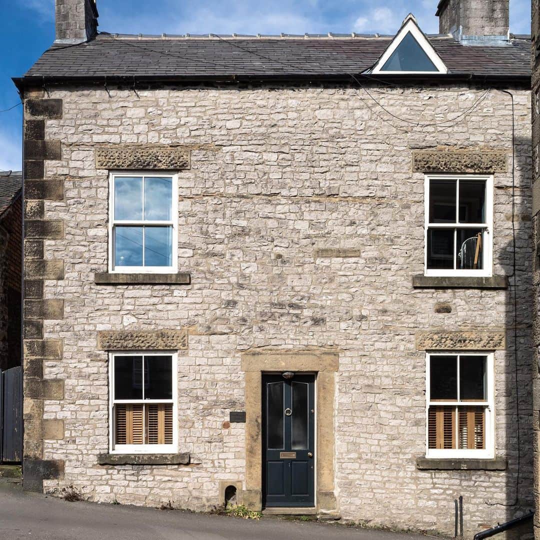 The Modern Houseさんのインスタグラム写真 - (The Modern HouseInstagram)「#forsale Home and Hearth: a stone cottage in the Peak District with a charming pared-back interior. Follow the link in our bio to see the sales particulars.」6月9日 16時04分 - themodernhouse