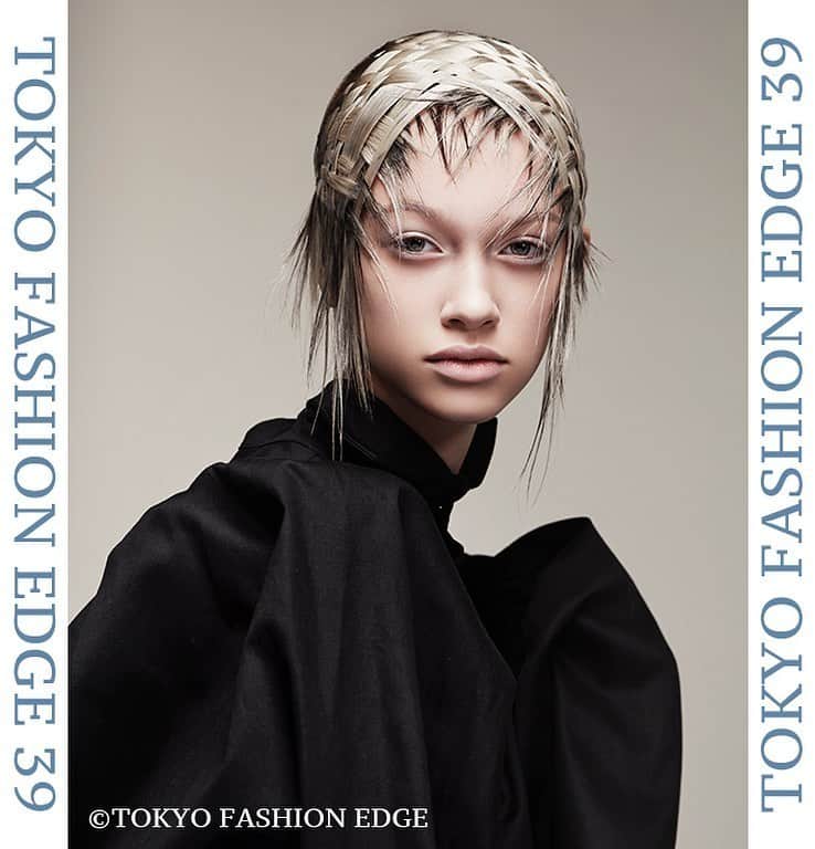 東京ファッションエッジ／プロフェッショナル東京のインスタグラム：「TOKYO FASHION EDGE 39号に掲載の美容師様をご紹介します☺️ 新城輝昌 SHISEIDO @teruakishinjo  Hair & make : Teruaki Shinjo（SHISEIDO） Photo : Hanami Suzuki Stylist : Maruki Kawakami  #東京ファッションエッジ　#tokyofashionedge #新城輝昌 #profeshionaltokyo #クリエイティブヘア #creative #クリエイティブヘアスタイリスト #creativehairstylist #hair #ヘアスタイル #hairstyle #ヘアカラー #haircolor #メイク #make #makeup #ファッション #fashion #美容師 #ヘアスタイリスト #hairstylist #hairstylistjapan #美容学生 #modermsalon #colorsync #hairtransformation #hairinspo #hairofinstagram #美容学生と繋がりたい #fashionista」