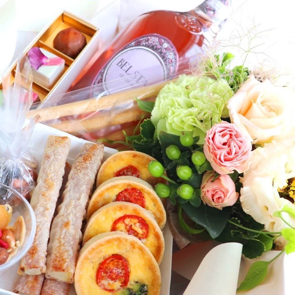 ヨコハマ グランド インターコンチネンタル ホテルさんのインスタグラム写真 - (ヨコハマ グランド インターコンチネンタル ホテルInstagram)「・ 西洋バラの多くは開港間もない横浜から日本へ上陸したといわれています。バラの国ブルガリアでは毎年6月に収穫を祝う「バラ祭り」が行われ、バラを使ったお菓子を贈り感謝を伝えあう風習があるそうです。  横浜市花でもある「バラ」。 当ホテルでは、お客様への日頃の感謝の気持ちと穏やかな新しい日常を取り戻せるようにとの願いを込めて、6月はバラで皆さまをお迎えいたします。  また、テイクアウト商品に期間限定で「ロゼハンパー」が登場。ご家族、ご友人へのプレゼントやお土産として。ご自宅でもバラ香る心和むひとときをお過ごしください。 ・ ・ #バラの日 #ローズ #テイクアウトグルメ #テイクアウト #ヨコハマグランドインターコンチネンタルホテル #横浜 #intercontinentalyokohamagrand #rose #yokohama #ihgjapantravel」6月9日 16時00分 - intercontinentalyokohamagrand