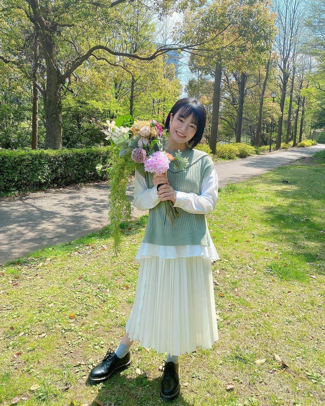 amiのインスタグラム：「#コーデ #コーティネート #ファッション #ファッションコーデ #春服 #公園 #花」