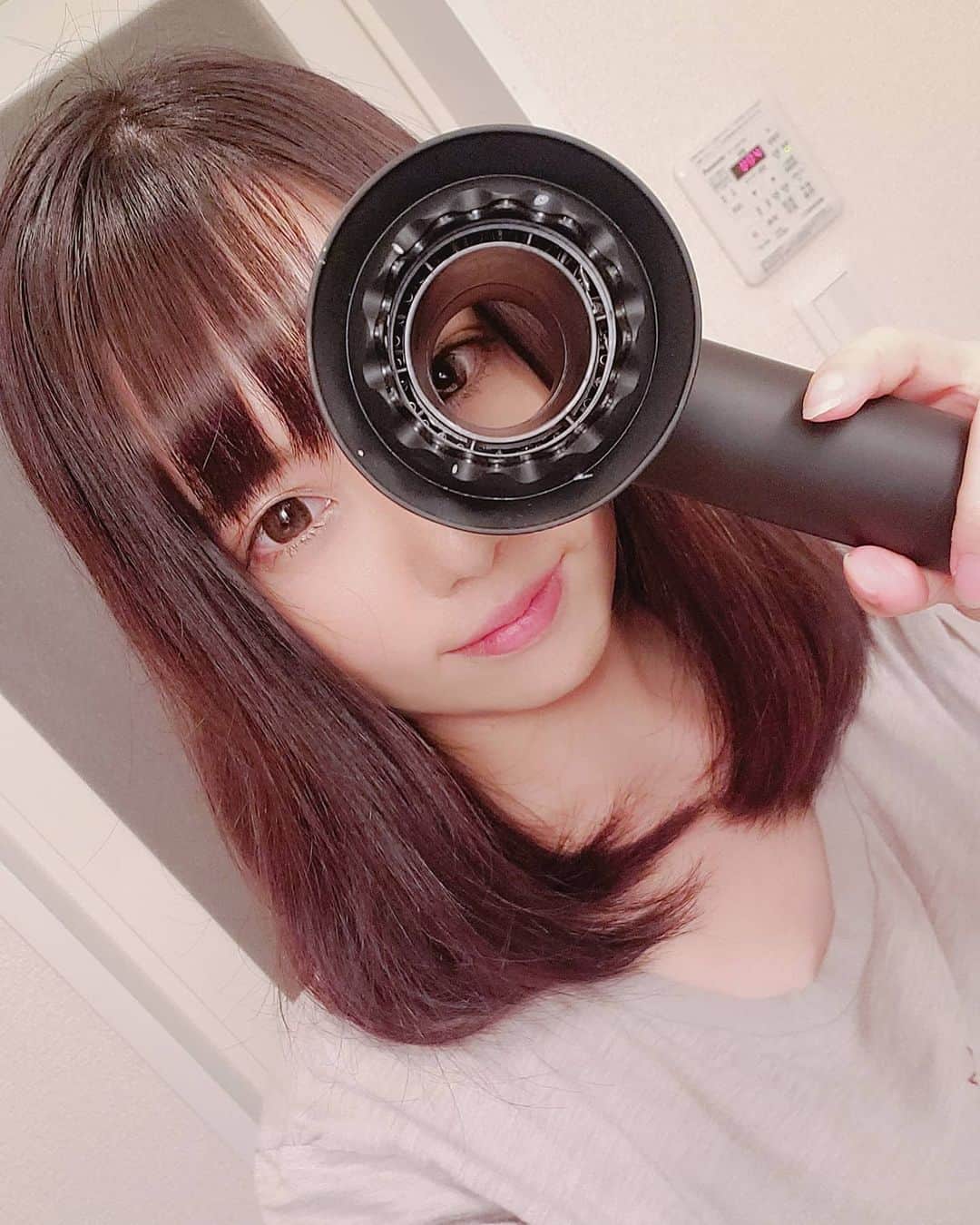 山内もえのインスタグラム：「. ダイソンのドライヤー⸜( ॑꒳ ॑ )⸝ 乾くのめちゃ早い🌷 . ただいま写真集プロジェクト中！ ぜひクラウドファンディングに協力してください😭 リンクはこちら↓ https://camp-fire.jp/projects/view/259467 . . . . #フリーモデル #山内もえ #撮影依頼受付中 #撮影 #サロンモデル #サロンモデル依頼受付中 #被写体 #model #モデル #写真 #可爱的 #射击 #beauty #pretty #cute #eye #idol #アイドル #瞳 #natural #photo #art #portrait #portraitphotography #fashion #photography #写真好きな人と繋がりたい #fashion」