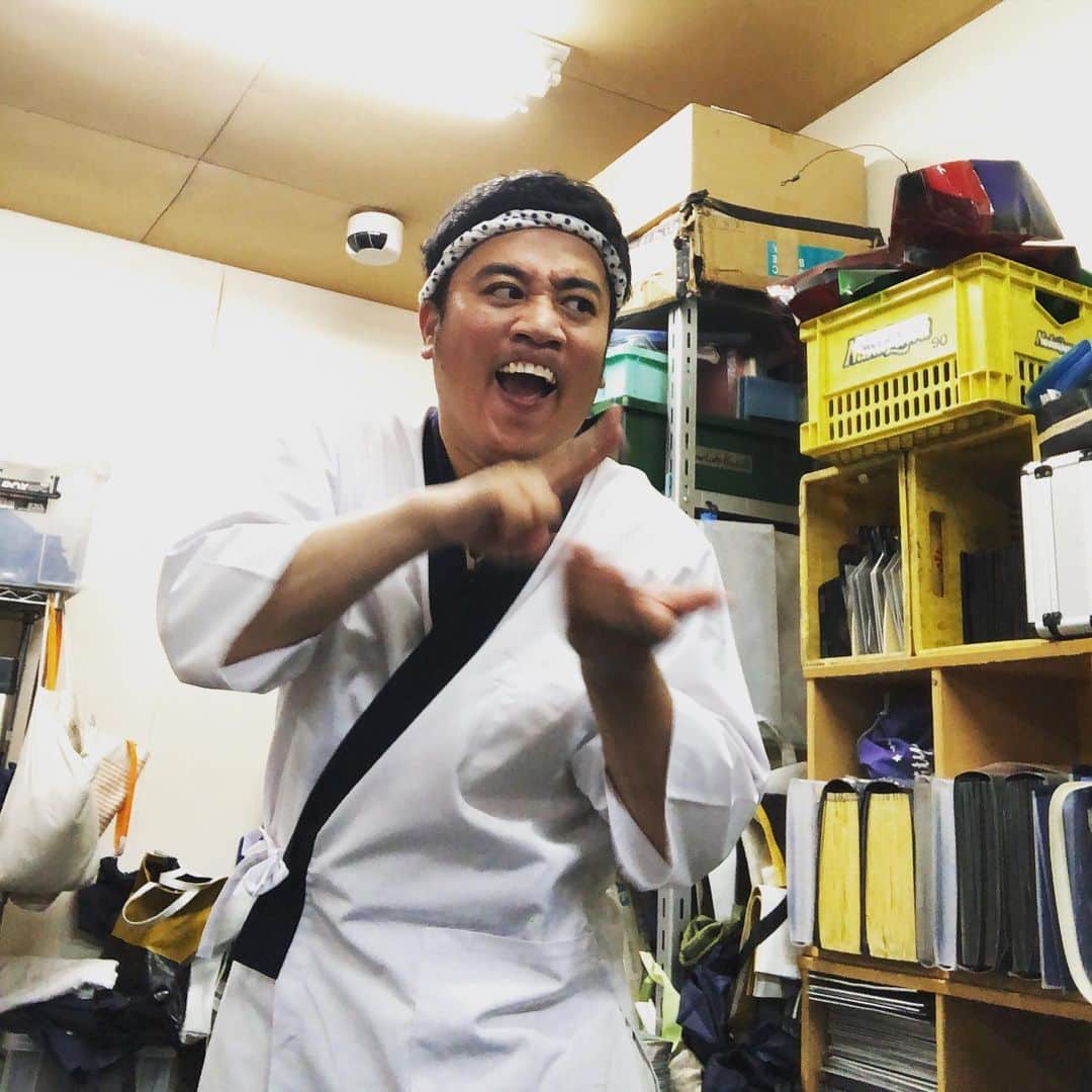 与座よしあきのインスタグラム：「今日はお寿司を握っています。」