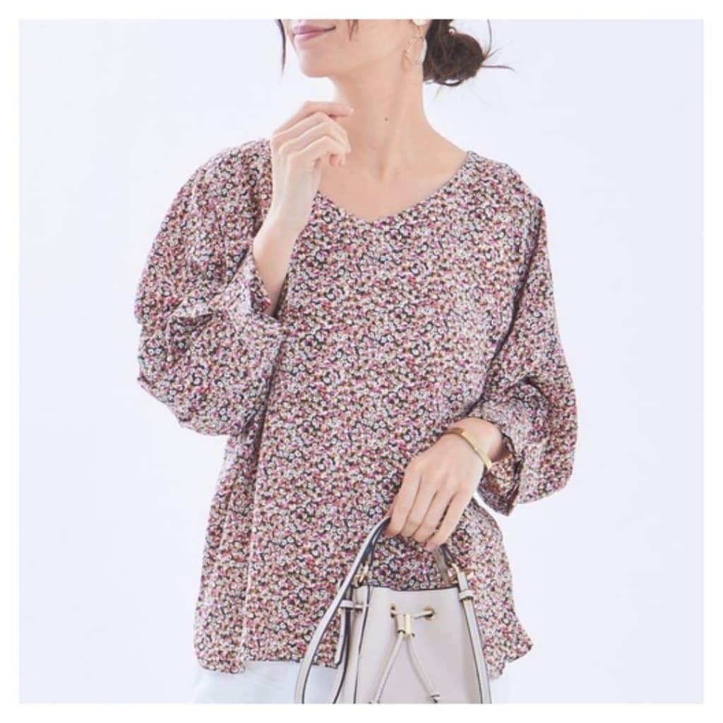 のインスタグラム：「【2020 summer collection】 . 小花柄×ふんわりスリーブが フェミニンな雰囲気 . . ▶︎tops 小花プリントタックドルマンブラウス No.53535922 アイボリー/ブラック/レッド ¥7,590- . . @uta_nao  #furryrate #ファーリーレート #furry #ファーリー #summer #fashion #小花柄 #花柄 #tops  #flower #フェミニン #ブラウス #blouse」