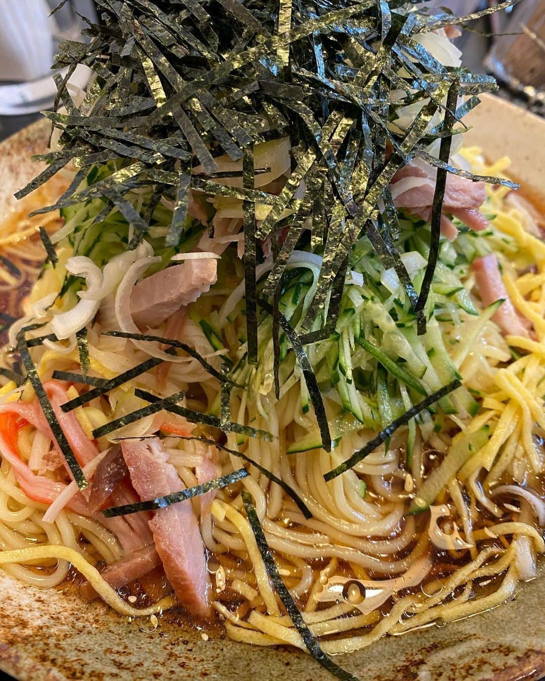 大根仁のインスタグラム：「芝の外れにある町中華の名店「綿徳」の冷やし中華。画面に収まりきらないw」