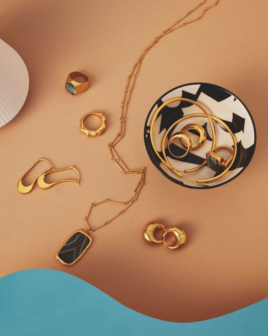 MANGOさんのインスタグラム写真 - (MANGOInstagram)「The Golden Jewels | Our 24k gold-plated jewel collection used to draw from a minimalistic and organic aesthetic, but this time, the pieces also have a subtle retro-feeling. We’re not going to stop you from pretending that you’ve found them in a precious and old jewellery box. That is irresistible. Shot by @peterock29  #MangoCollection」6月9日 16時43分 - mango